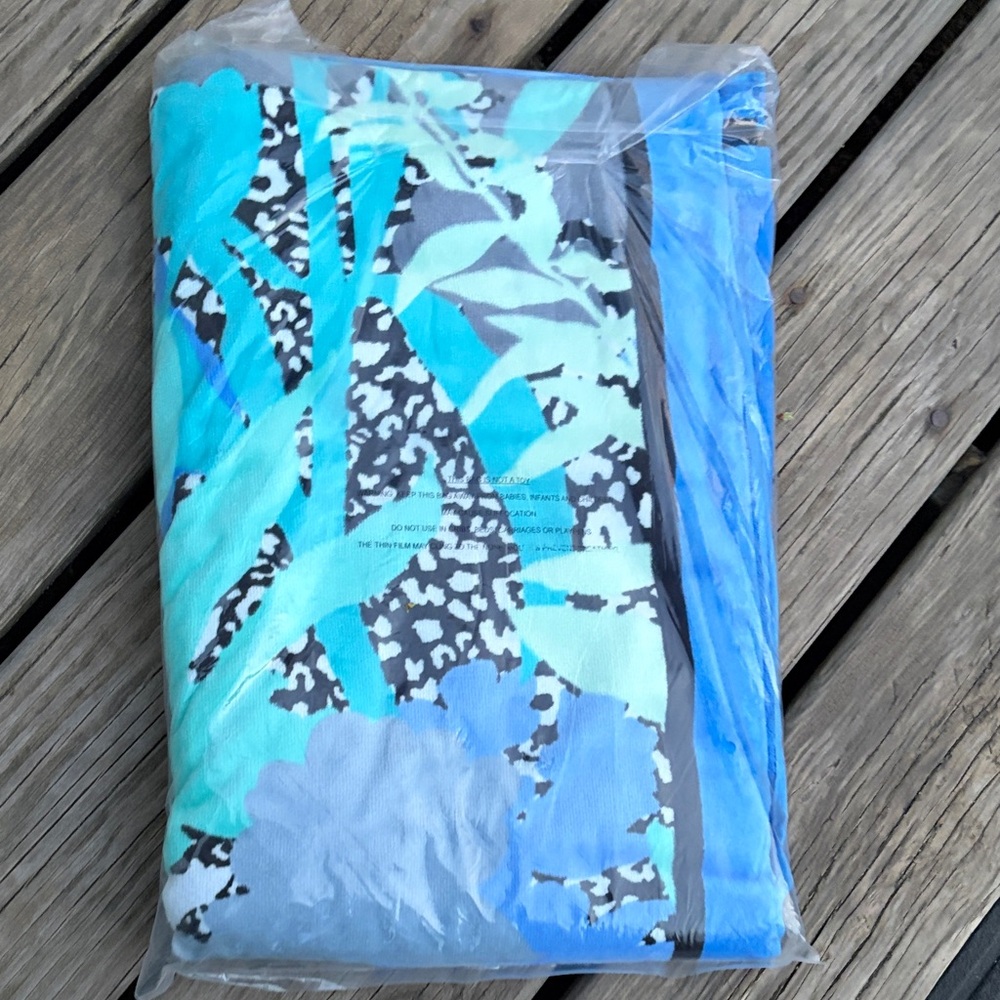 Vera. Bradley Beach towel.  CAMOFLORAL CHEETAH print.  NEW